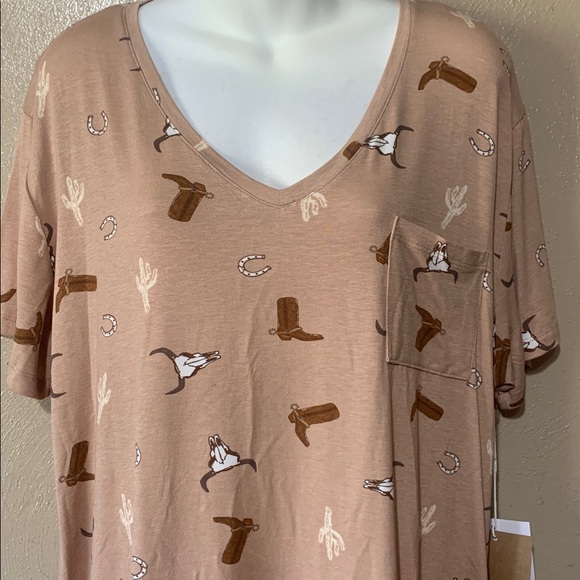 Loanna size 1X Western Print V-Neck Tee NWT - Picture 3 of 4